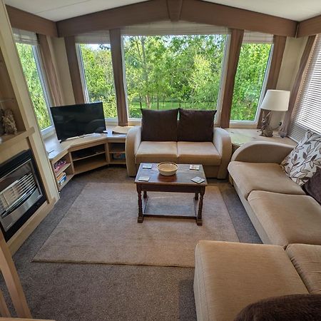 Red Squirrel Holiday Home In The Countryside, 10 Mins To Lligwy Beach Llandyfrydog Exterior foto